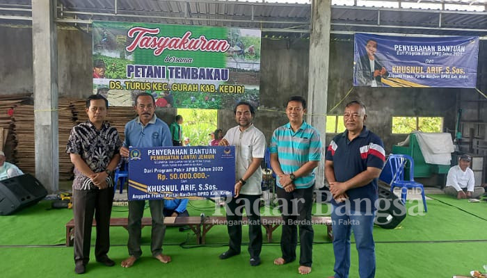 Khusnul Arif, S.Sos, secara simbolis menyerahkan bantuan Pokir kepada Kepala Desa Turus, Budi Santoso, didampingi Kapolsek Gurah, AKP Roni Robi Harsono, 0809/12 Gurah, Kapten Chb Mulyono, dan perwakilan Tri Hadi Mulyono, SP., MMA 