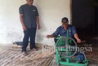 Drs. H. Lutfi Mahmudiono, Wakil Ketua Komisi I DPRD Kabupaten Kediri, saat mencoba menganyam bambu menggunakan mesin