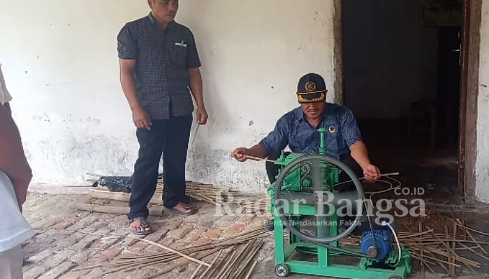 Drs. H. Lutfi Mahmudiono, Wakil Ketua Komisi I DPRD Kabupaten Kediri, saat mencoba menganyam bambu menggunakan mesin