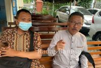 Ketua YLPK Jatim, Drs Said Sutomo (kanan) didampingi Sekretaris YLPK Jatim, Mukharom Hadi Kusumo (Foto : dok)