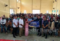 Antox Prapungka Jaya, S.E., M.M, didampingi Khusnul Arif, S.Sos, Kades Ngablak, dan perwakilan Bank Jatim menyerahkan bantuan kepada warga