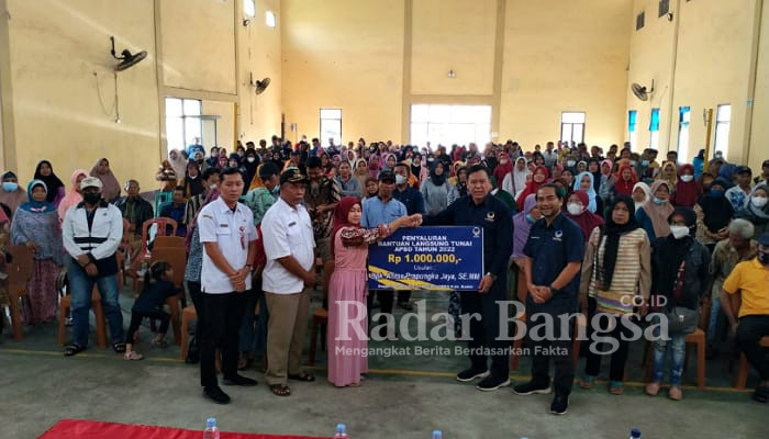 Antox Prapungka Jaya, S.E., M.M, didampingi Khusnul Arif, S.Sos, Kades Ngablak, dan perwakilan Bank Jatim menyerahkan bantuan kepada warga