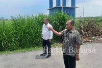 Kades Duwet sedang menunjukkan jalan yang telah diaspal dari Pokir Pak Lutfi