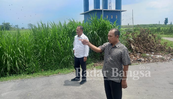 Kades Duwet sedang menunjukkan jalan yang telah diaspal dari Pokir Pak Lutfi