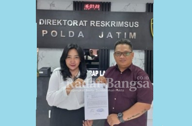 Adinda Wulandari didampingi kuasa hukumnya, Dwi Heri Mustika, Kamis (22/12/2022) tunjukkan surat tanda terima pengaduan di Ditreskrimsus Polda Jatim (Foto : yw)