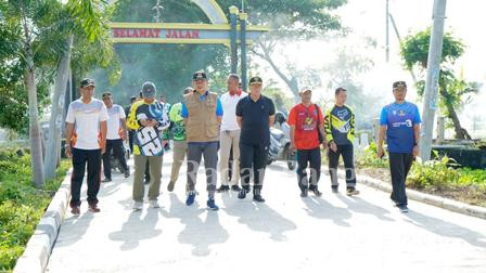 Bupati Lamongan Yuhronur Efendi memantau kerja bakti pemecahan enceng gondok di sepanjang aliran sungai dari Desa Dinoyo hingga Desa Rejotengah, kecamatan Deket (09/12)