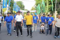 Bupati Lamongan Yuhronur Efendi memberangkatkan dan mengikuti secara langsung jalan sehat yang mengambil start di Depan Pendopo Lokatantra Lamongan, Sabtu (10/12)