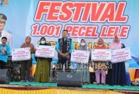 Bupati Lamongan Yuhronur Efendi saat menghadiri festival 1001 pecel lele Sekar Madu, dan bagikan BLT, di Lapangan Bintang Arut Desa Sekarang Kecematan Sekaran Lamongan.  Sabtu (10/12) 