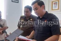 (Baju hitam) Kasi Pidsus Kejari Lamongan Anton Wahyudi (Dok , IST)