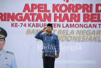 Bupati Lamongan Yuhronur Efendi saat bertindak sebagai pembina upacara peringatan Hari Bela Negara ke-74 sekaligus apel KORPRI, Senin (19/12) di halaman Kantor Pemkab Lamongan.