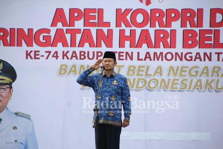 Bupati Lamongan Yuhronur Efendi saat bertindak sebagai pembina upacara peringatan Hari Bela Negara ke-74 sekaligus apel KORPRI, Senin (19/12) di halaman Kantor Pemkab Lamongan.