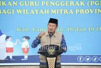 Bupati Lamongan Yuhronur Efendi saat membuka kegiatan Lokakarya 7 (Tujuh) Pendidikan Guru Penggerak (PGP) angkatan 5 (Lima) Bagi Wilayah Mitra Provinsi Jawa Timur, Kabupaten Lamongan, di Aula Gajah Mada Lt 7, Senin (19/12)