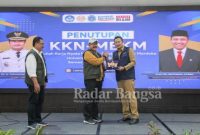  Bupati Lamongan Yuhronur Efendi pada kegiatan penutupan kuliah kerja nyata tematik (KKNT) Unesa semester gasal 2022/2023, Selasa (20/12) di Pendopo Lokatantra Lamongan.