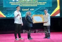 Penghargaan yang diserahkan secara langsung oleh Deputi Bidang Pelayanan Publik Kemenpan RB Diah Natalisa kepada Kepala Dinas PM-PTSP Kabupaten Lamongan Pujo Broto iriawan Putra, Selasa, (20/12)