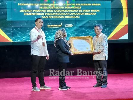 Penghargaan yang diserahkan secara langsung oleh Deputi Bidang Pelayanan Publik Kemenpan RB Diah Natalisa kepada Kepala Dinas PM-PTSP Kabupaten Lamongan Pujo Broto iriawan Putra, Selasa, (20/12)