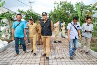 Bupati Lamongan Yuhronur Efendi saat melakukan sidak ruas jalan Sukorejo - Ngujungrejo, Selasa (20/12) di ruas Sukorejo - Ngujungrejo.