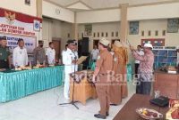 Prosesi pelantikan tiga perangkat Desa Brumbun di kantor desa (ist)