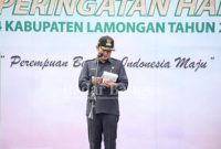  Pak Yes  saat melaksanakan apel peringatan Hari Ibu, di halaman Pemkab Lamongan.Kamis (22/12) 
