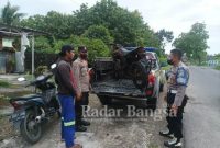 Anggota Polsek Kembangbahu saat mengamankan satu unit motor honda jenis Trail (IST)