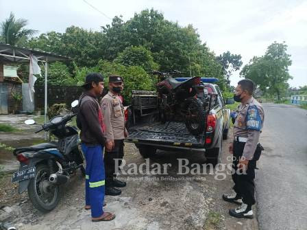 Anggota Polsek Kembangbahu saat mengamankan satu unit motor honda jenis Trail (IST)