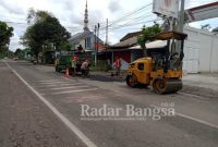 Kegiatan tambal sulam jalan provinsi Lumajang - Jember.