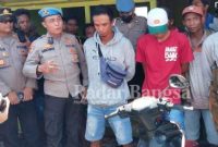 Kasi Propam dan Anggota Sektor Pasirian dampingi Kapolres Lumajang saat mengedukasi para penambang pasir yang memakai sedotan.