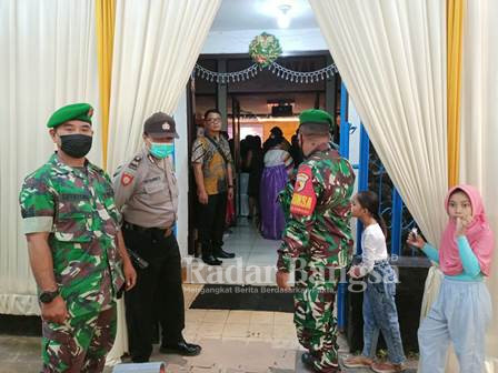 TNI - Polri saat lakukan kegiatan pengamanan Ibadah Natal di GBI ' Yesus Penolong'.