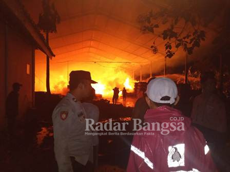  Saat gudang kayu milik Tarminto (75), warga Dusun Krajan, Desa Condro, Kecamatan Pasirian dilalap api (IST)