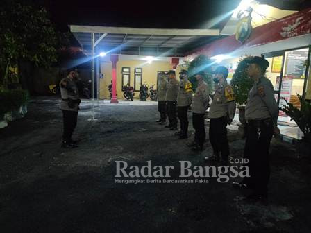 Jajaran Polsek tengah Lumajang saat apel di Mapolsek Sukodono.