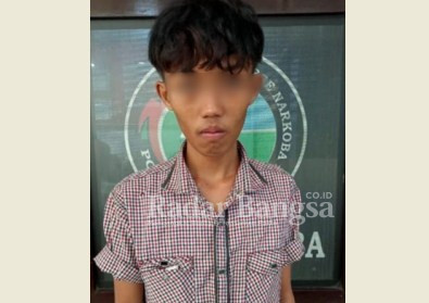 Terduga pelaku pengedar sabu-sabu inisial A (22), diamankan di Polres Lumajang.