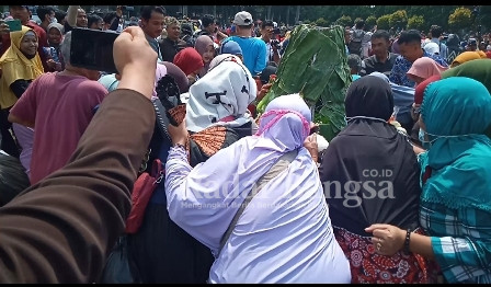  Warga LUMAJANG saat berebut gunungan hasil bumi di acara prosesi Harjalu ke - 767