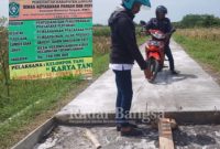 Proyek Rabat Beton (DBHCHT) dikerjakan oleh kelompok tani 