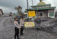 Kapolsek Candipuro bersama anggota saat melakukan patroli di jalur curah kobokan.