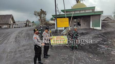 Kapolsek Candipuro bersama anggota saat melakukan patroli di jalur curah kobokan.