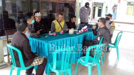  Kapolsek Tempeh, Iptu. Lugito, S.H, bersama anggotanya saat bersilaturahmi ke Pemdes Jokarto