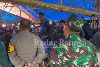 Ket Foto : Kapolres Lumajang dan Dandim 0821, saat Lakukan Pengrebekan Judi Sabung Ayam.