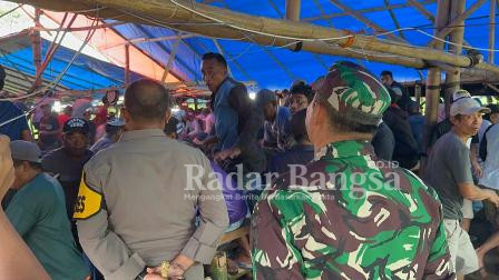 Ket Foto : Kapolres Lumajang dan Dandim 0821, saat Lakukan Pengrebekan Judi Sabung Ayam.