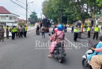 Polisi atur lalu lintas saat demo di depan Pemkab Lumajang.