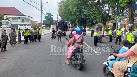 Polisi atur lalu lintas saat demo di depan Pemkab Lumajang.