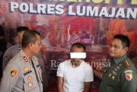 Terduga pelaku inisial 'H' saat press release di loby Mapolres Lumajang, Rabu (28/12/2022). (Dok Polres Lumajang)