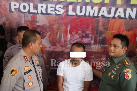 Terduga pelaku inisial 'H' saat press release di loby Mapolres Lumajang, Rabu (28/12/2022). (Dok Polres Lumajang)