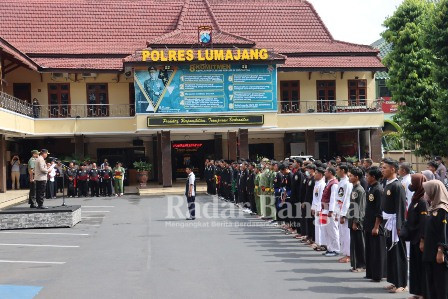 erguruan pencak silat di Lumajang menggelar apel deklarasi damai dan doa bersama, di halaman Mapolres Lumajang, Kamis (29/12/2022). (Dok Polres Lumajang)