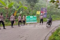 Personil Polres Lumajang bersiaga, bersinergi dengan Personel TNI dan BPBD berikut sejumlah stakeholder, amankan jalur penyebrangan.