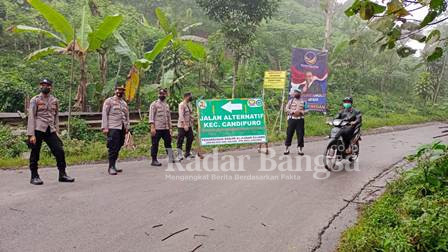 Personil Polres Lumajang bersiaga, bersinergi dengan Personel TNI dan BPBD berikut sejumlah stakeholder, amankan jalur penyebrangan.