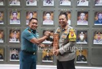 (Kanan) Kapolresta Sidoarjo Komisaris Besar Polisi Kusumo Wahyu Bintoro saat menyambut (Kiri) Komandan Brigif 2 Marinir Kolonel Marinir I Gede Edy Supryadi, M.Tr.Hanla., M.Tr (Han), (29/12).(Dok Polresta)
