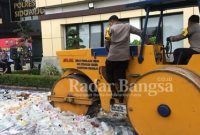 Kapolresta Sidoarjo Kombes Pol Kusumo Wahyu Bintoro juga memusnahkan bb miras. Kamis (29/12). (Dok Foto Polresta)