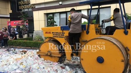 Kapolresta Sidoarjo Kombes Pol Kusumo Wahyu Bintoro juga memusnahkan bb miras. Kamis (29/12). (Dok Foto Polresta)