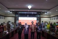 (Foto bersama para undangan dan Kabid P2P Dinkes Prov. Jawa Timur, Wakil Bupati,
Direktur Eksekutif STPI dan Kepala Dinas Kesehatan Kab. Sumenep) (Dok STPI)