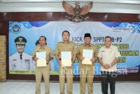 (Dari kiri) Sekda Lamongan M Nalikan, Bupati Lamongan Yuhronur Efendi saat memhadiri kegiatan kick off SPPT PBB-P2, di Gedung Sabha Dyaksa Lamongan. Senin (2/1/2023) (Dok Foto Pemkab)