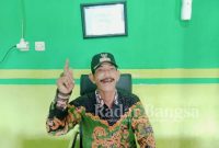 Kepala Desa Rowokangkung, Totok Hariyanto, ketika ditemu di Kantor Desanya, Selasa (3/1/2023). (Dok Foto Riyaman/RadarBangsa.co.id).